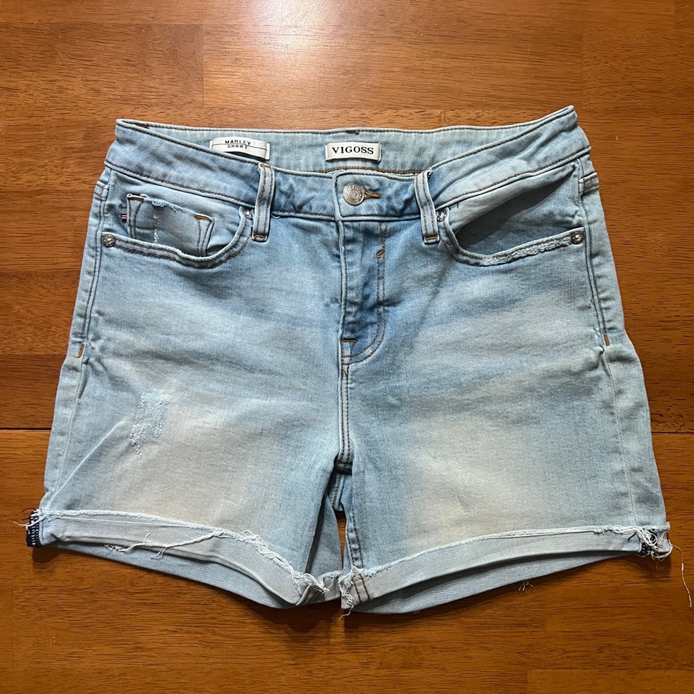 Women’s Vigoss Light Wash Shorts. Size 8/28. Pre-owned little signs of ware.